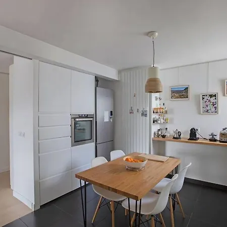 דירה Modern And Quiet Apartment W/Balcony